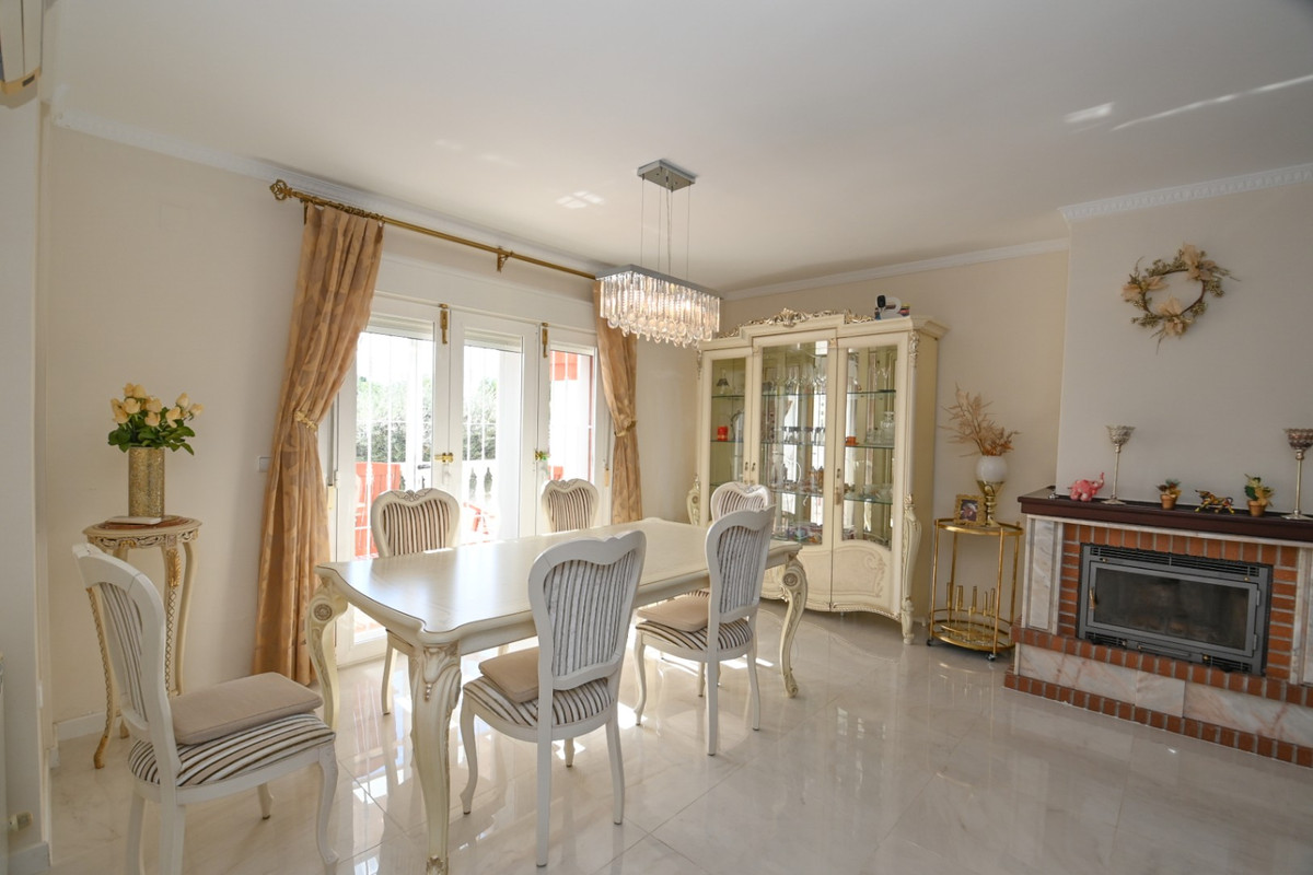 For sale - 4 Bedroom 2 Bathroom House - Detached Villa in Orihuela - Orihuela Costa  - Alicante