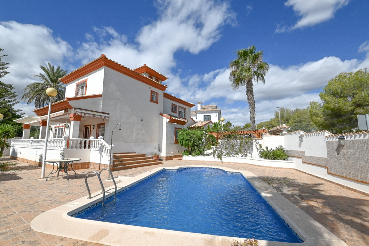 For sale - 4 Bedroom 2 Bathroom House - Detached Villa in Orihuela - Orihuela Costa  - Alicante