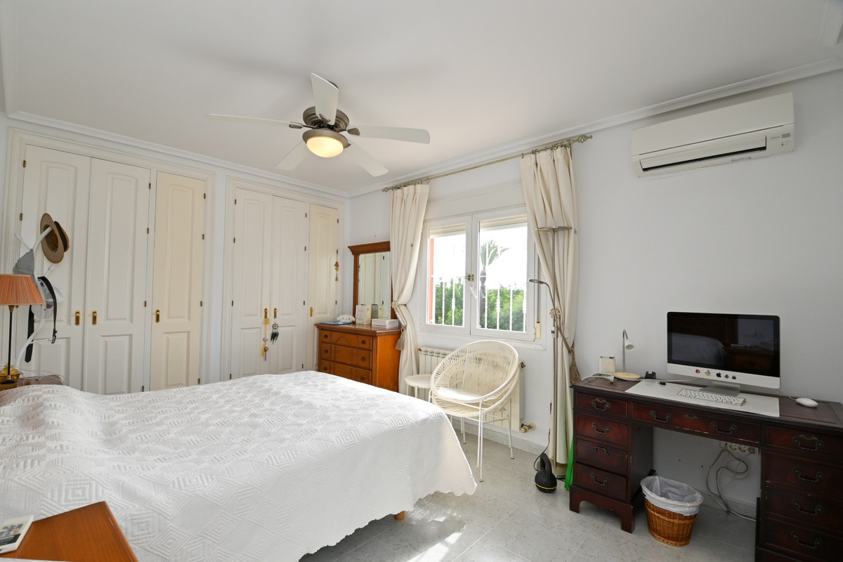 For sale - 4 Bedroom 2 Bathroom House - Detached Villa in Orihuela - Orihuela Costa  - Alicante