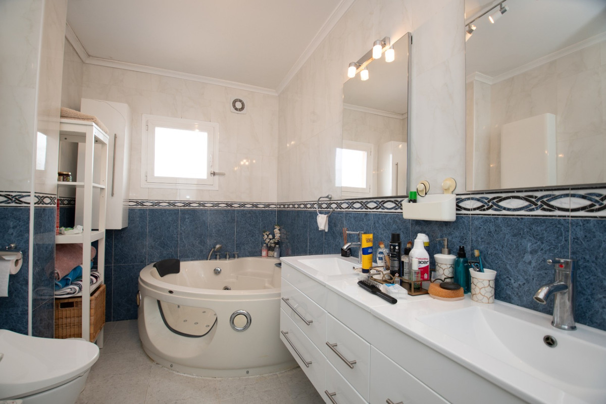 For sale - 4 Bedroom 2 Bathroom House - Detached Villa in Orihuela - Orihuela Costa  - Alicante