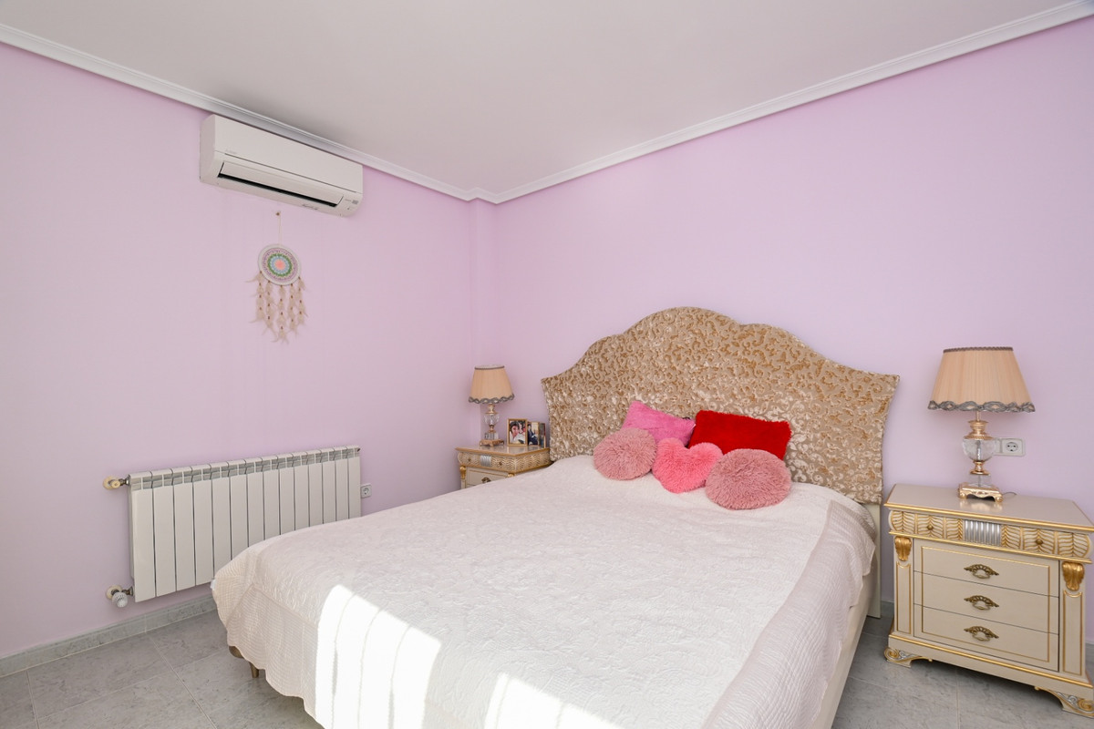 For sale - 4 Bedroom 2 Bathroom House - Detached Villa in Orihuela - Orihuela Costa  - Alicante