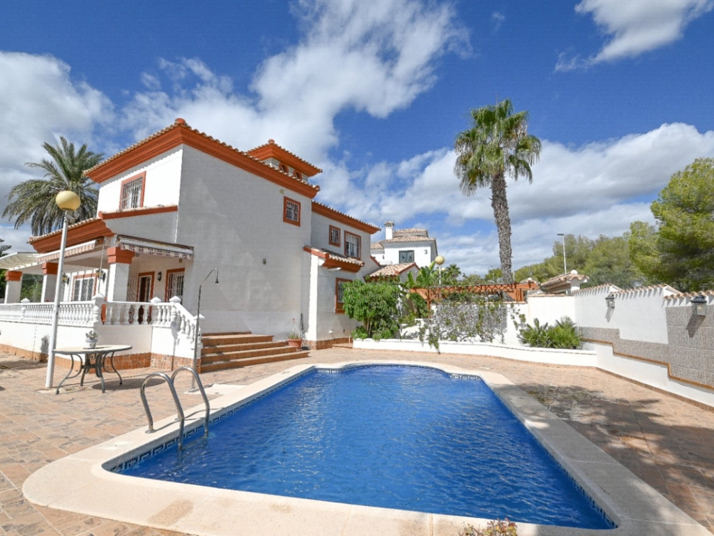 4 Bedroom 2 Bathroom House - Detached Villa in Orihuela