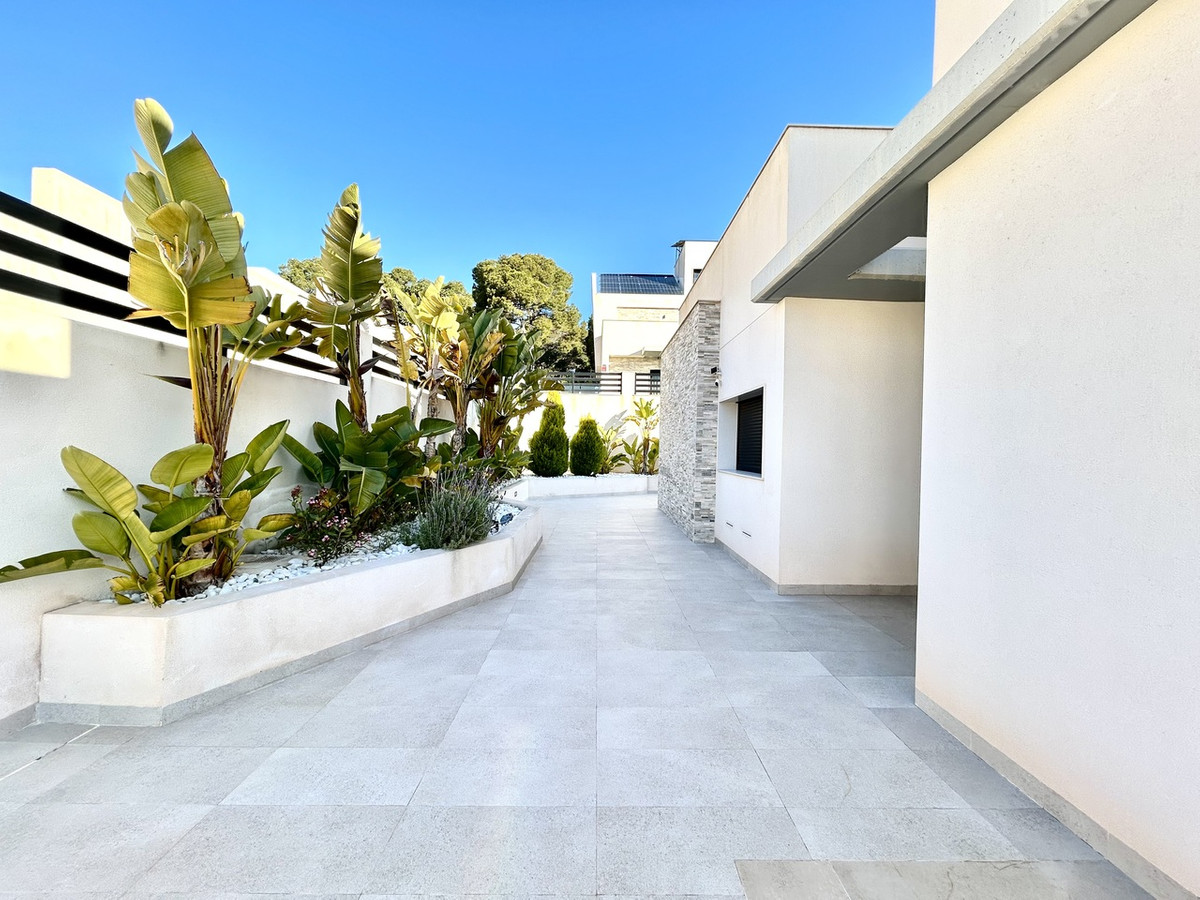 For sale - 5 Bedroom 4 Bathroom House - Detached Villa in Orihuela - Los Balcones  - Alicante