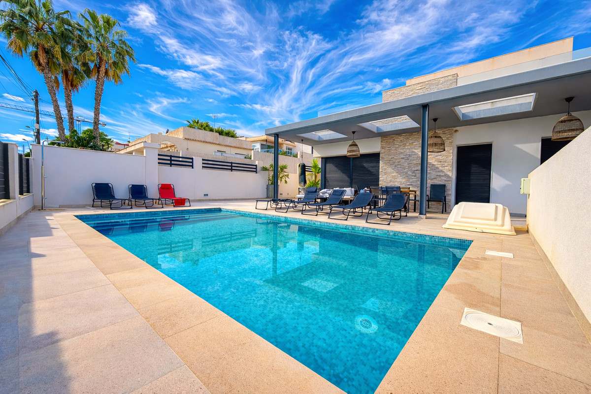 For sale - 5 Bedroom 4 Bathroom House - Detached Villa in Orihuela - Los Balcones  - Alicante
