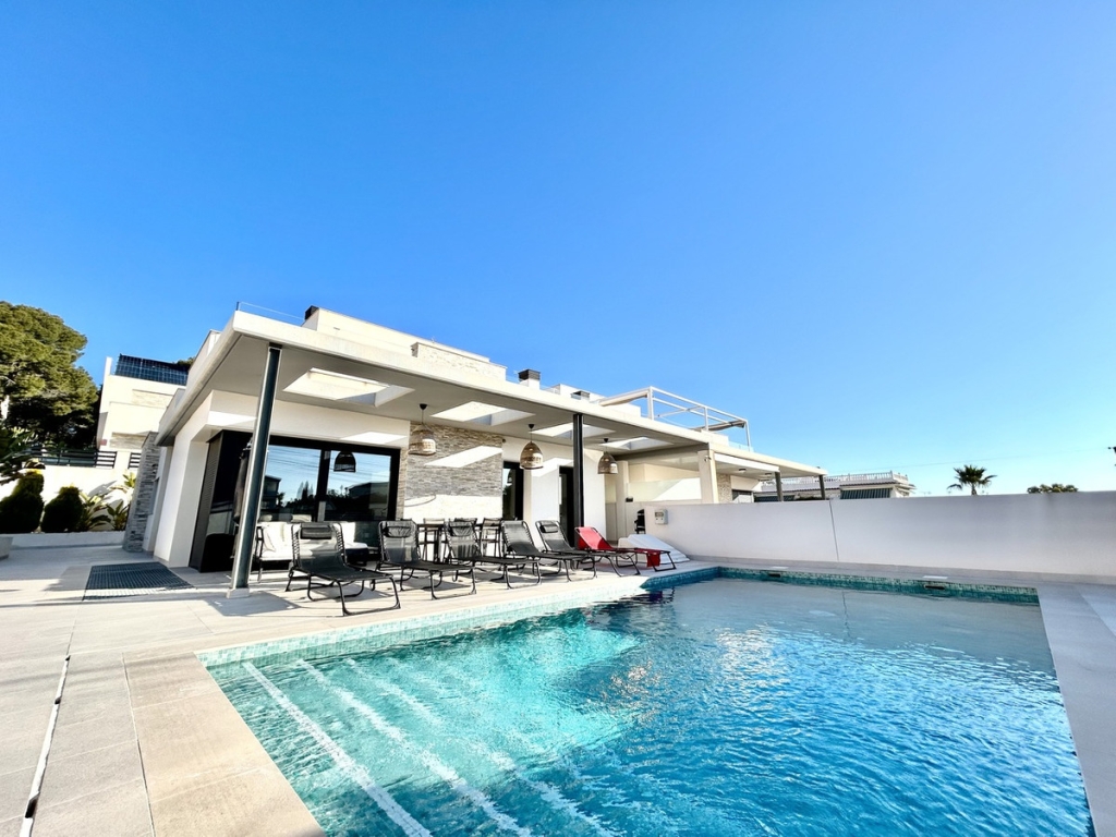 5 Bedroom 4 Bathroom House - Detached Villa in Orihuela