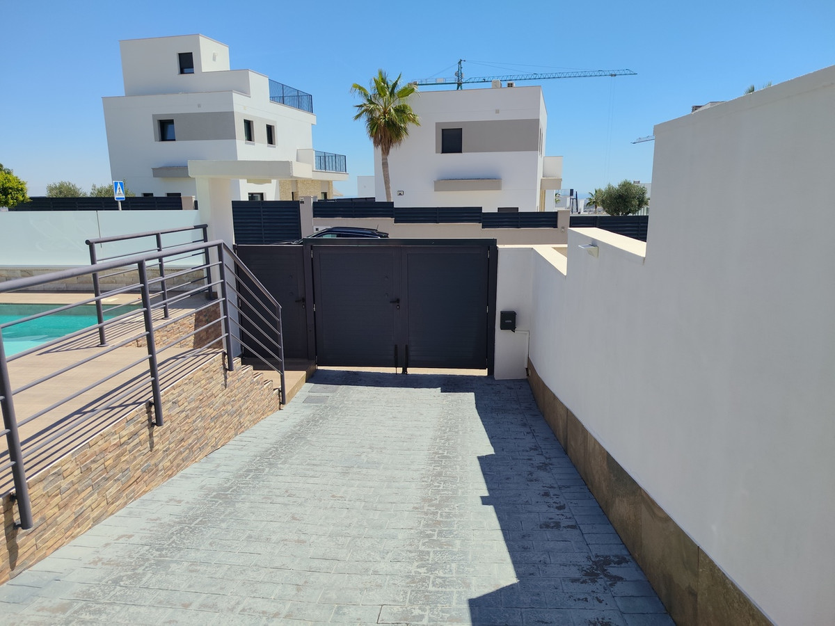 For sale - 3 Bedroom 2 Bathroom House - Detached Villa in San Miguel de Salinas - San Miguel de Salinas Centro  - Alicante