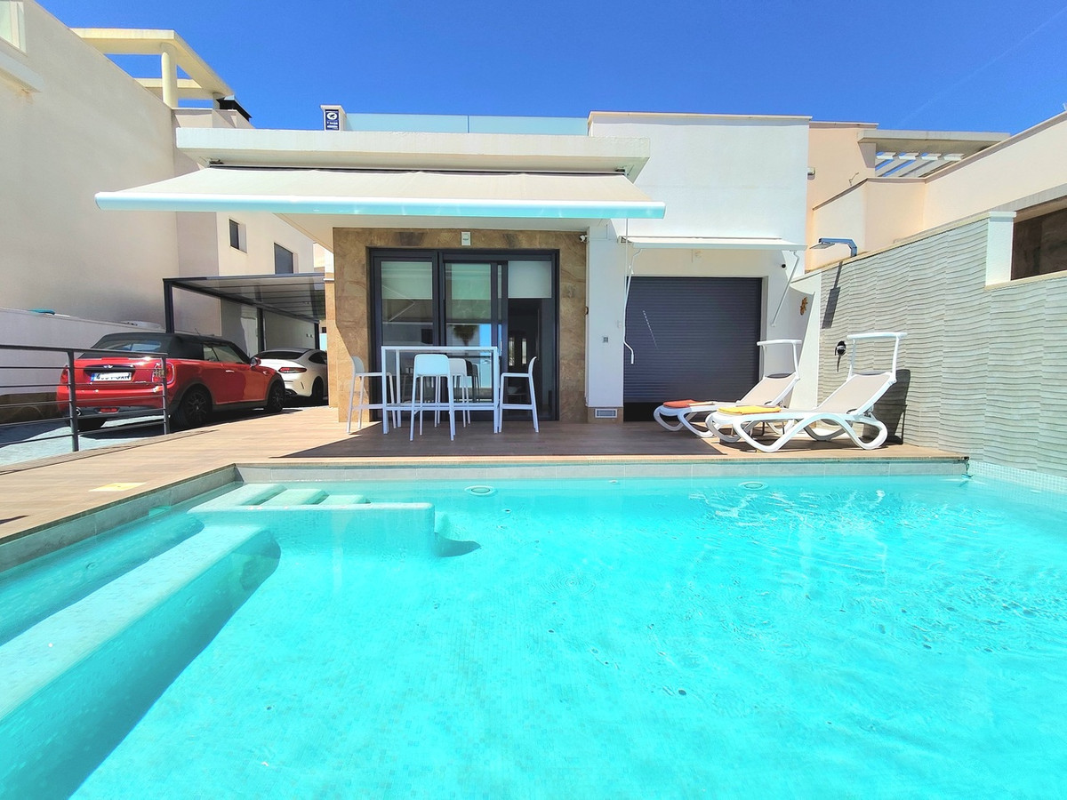 For sale - 3 Bedroom 2 Bathroom House - Detached Villa in San Miguel de Salinas - San Miguel de Salinas Centro  - Alicante