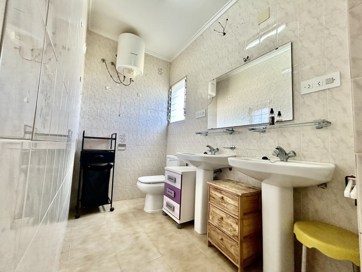 For sale - 6 Bedroom 4 Bathroom House - Detached Villa in Los Montesinos - Los Montesinos Centro  - Alicante