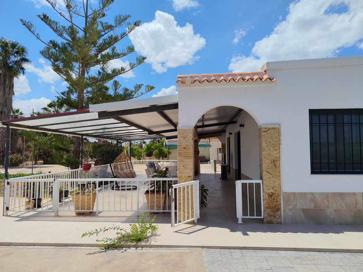 For sale - 6 Bedroom 4 Bathroom House - Detached Villa in Los Montesinos - Los Montesinos Centro  - Alicante
