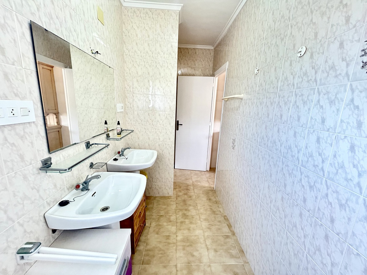 For sale - 6 Bedroom 4 Bathroom House - Detached Villa in Los Montesinos - Los Montesinos Centro  - Alicante