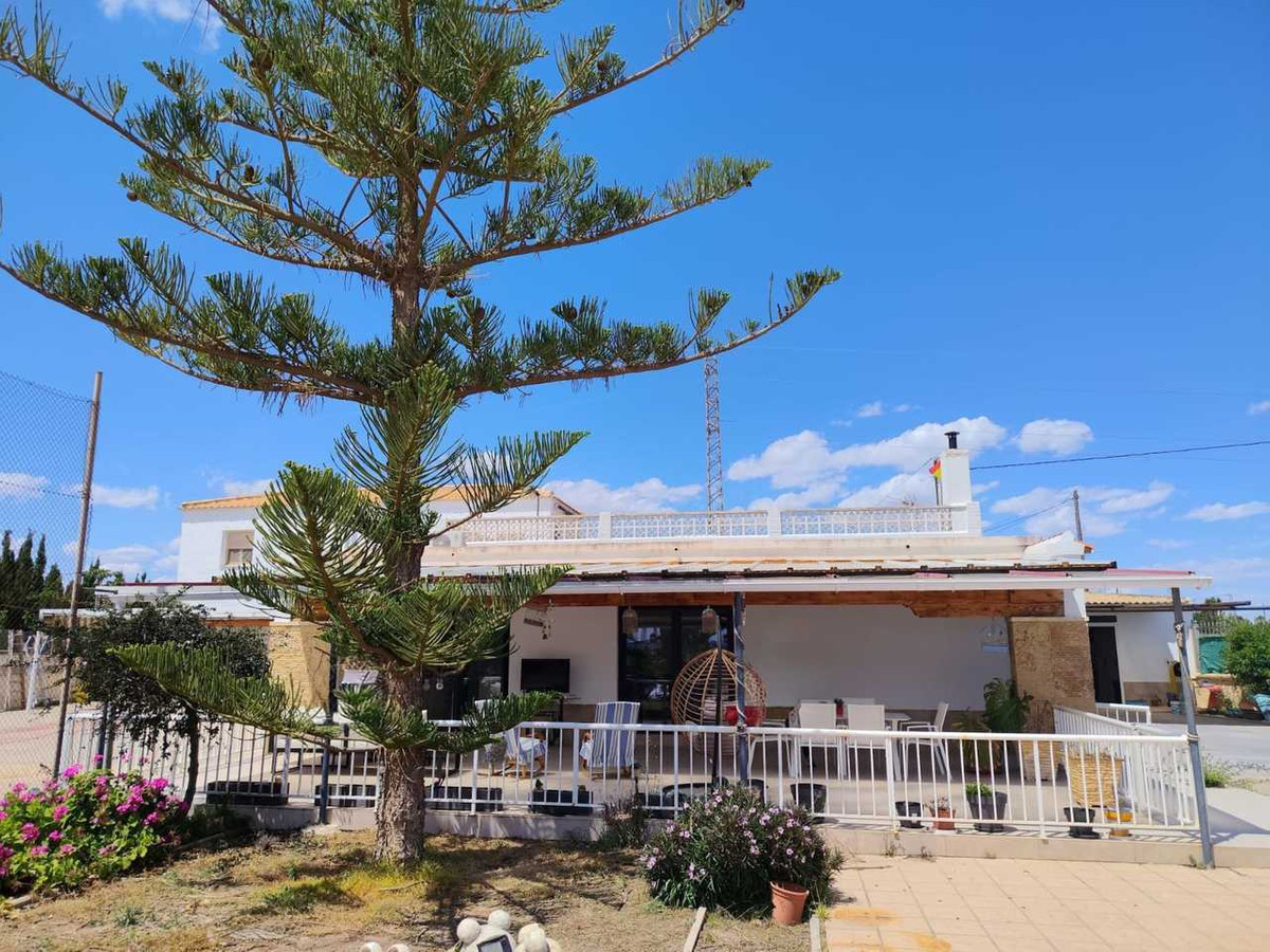 For sale - 6 Bedroom 4 Bathroom House - Detached Villa in Los Montesinos - Los Montesinos Centro  - Alicante