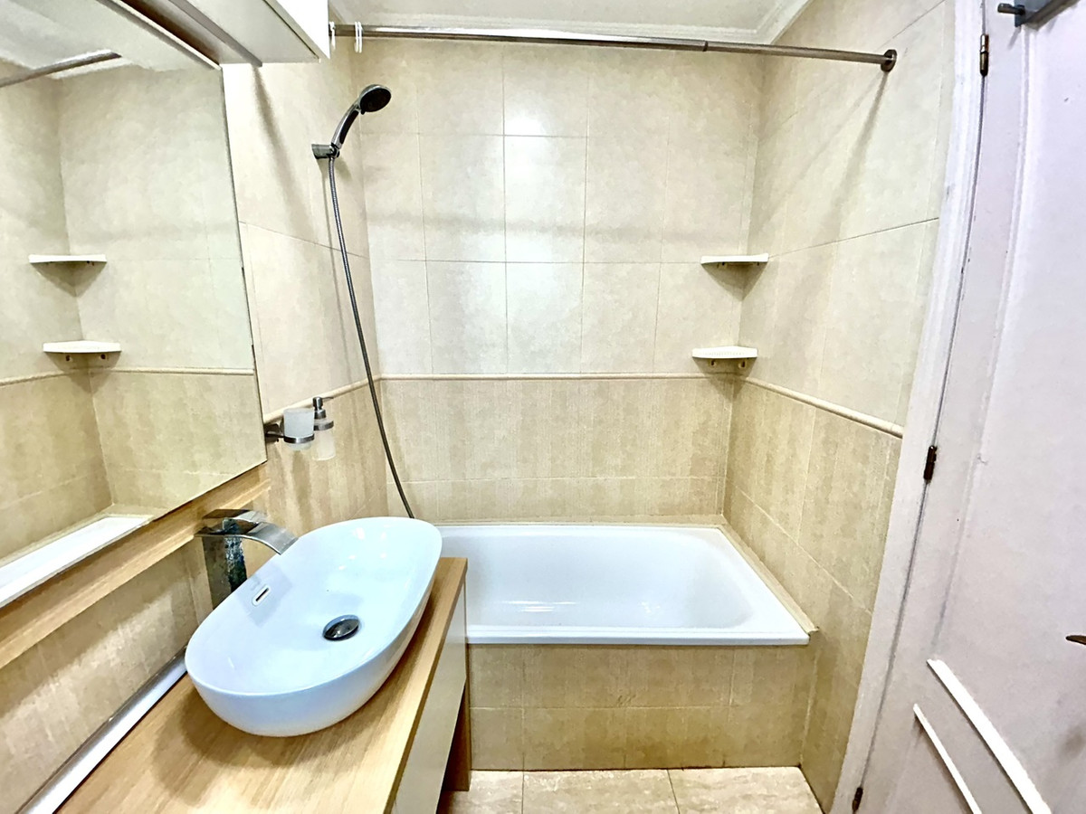 For sale - 2 Bedroom 2 Bathroom Apartment - Middle Floor Apartment in Torrevieja - Torrevieja Centro  - Alicante