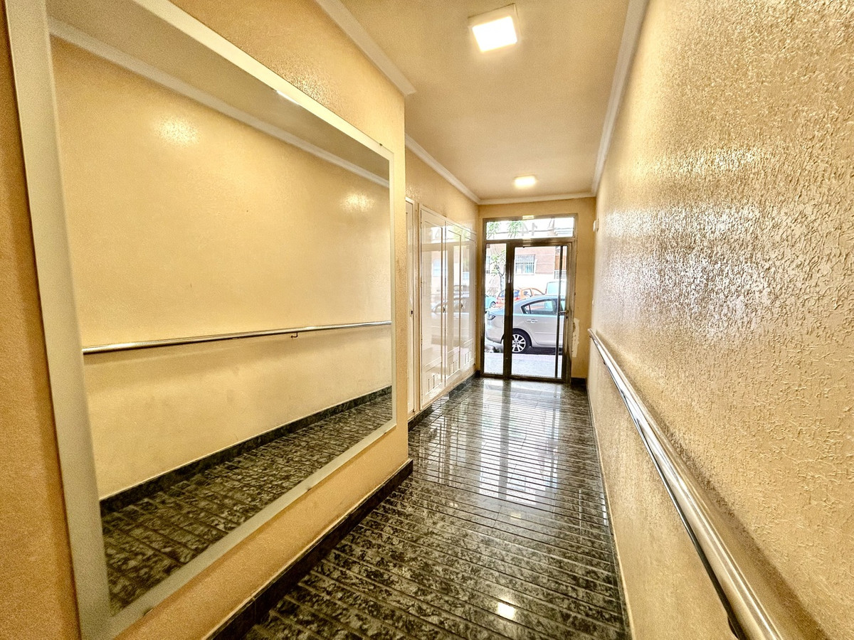 For sale - 2 Bedroom 2 Bathroom Apartment - Middle Floor Apartment in Torrevieja - Torrevieja Centro  - Alicante