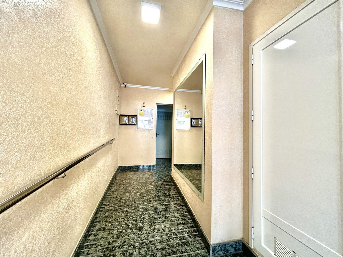For sale - 2 Bedroom 2 Bathroom Apartment - Middle Floor Apartment in Torrevieja - Torrevieja Centro  - Alicante