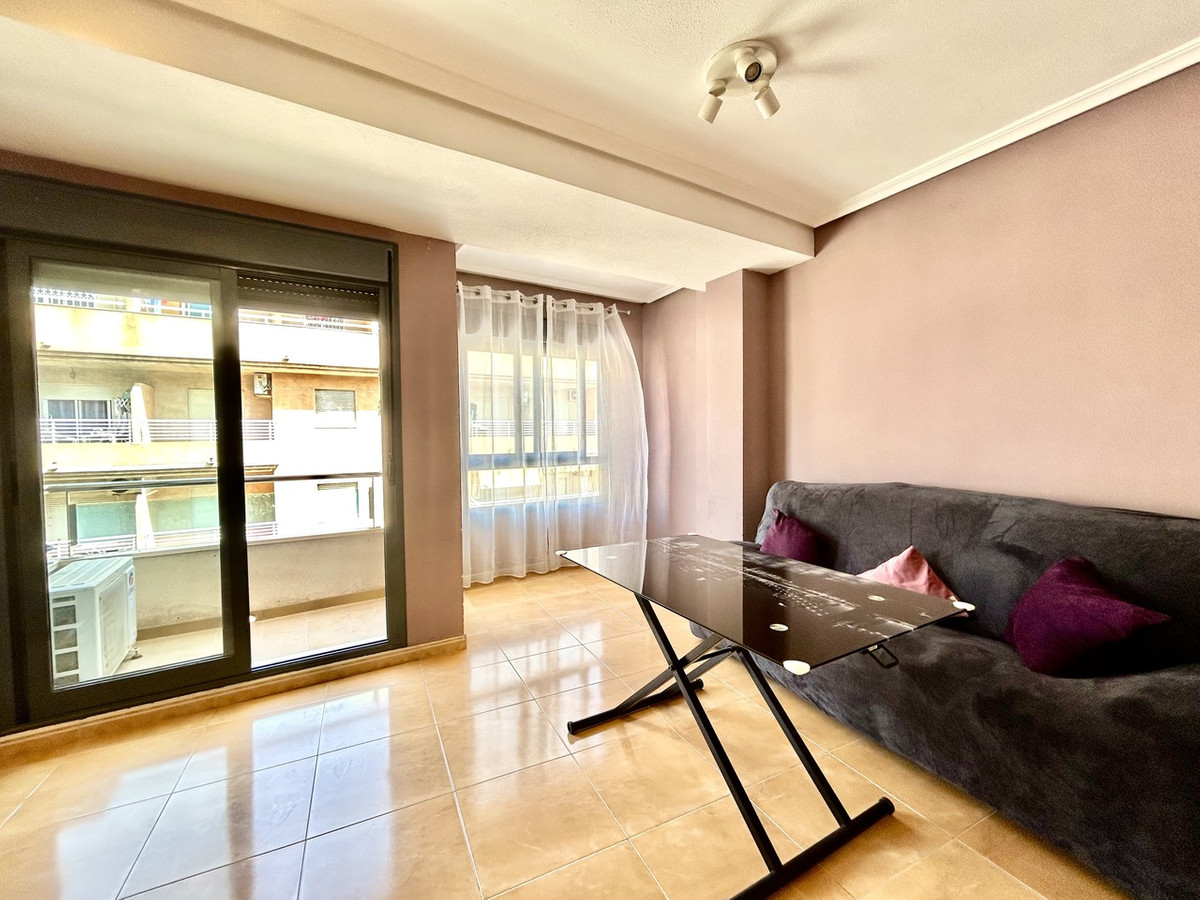 For sale - 2 Bedroom 2 Bathroom Apartment - Middle Floor Apartment in Torrevieja - Torrevieja Centro  - Alicante