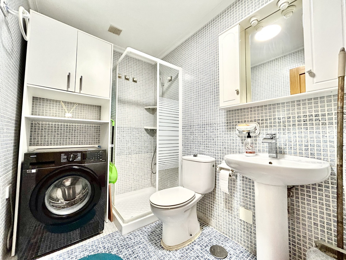 For sale - 2 Bedroom 2 Bathroom Apartment - Middle Floor Apartment in Torrevieja - Torrevieja Centro  - Alicante