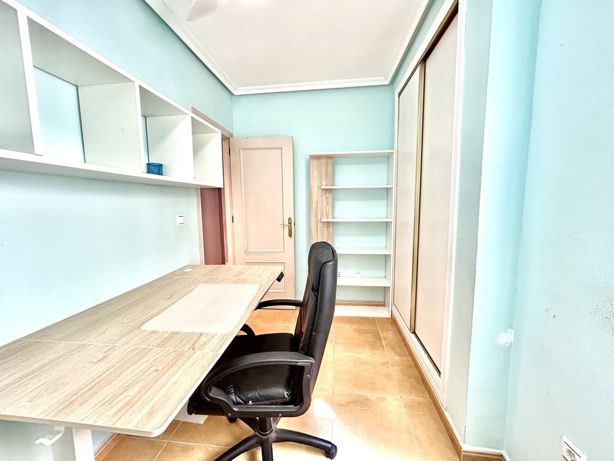 For sale - 2 Bedroom 2 Bathroom Apartment - Middle Floor Apartment in Torrevieja - Torrevieja Centro  - Alicante