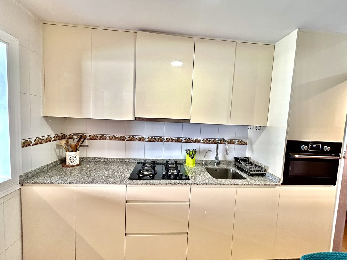 For sale - 2 Bedroom 2 Bathroom Apartment - Middle Floor Apartment in Torrevieja - Torrevieja Centro  - Alicante