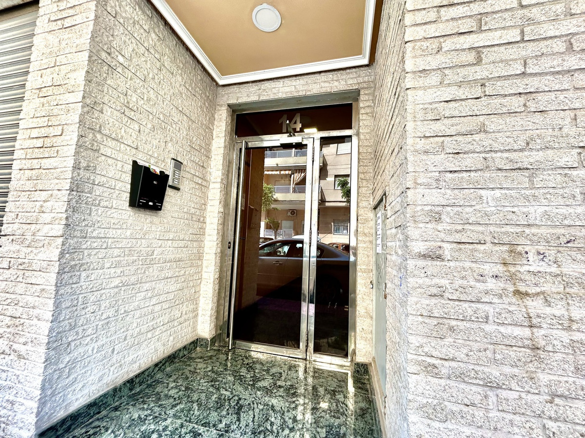 For sale - 2 Bedroom 2 Bathroom Apartment - Middle Floor Apartment in Torrevieja - Torrevieja Centro  - Alicante