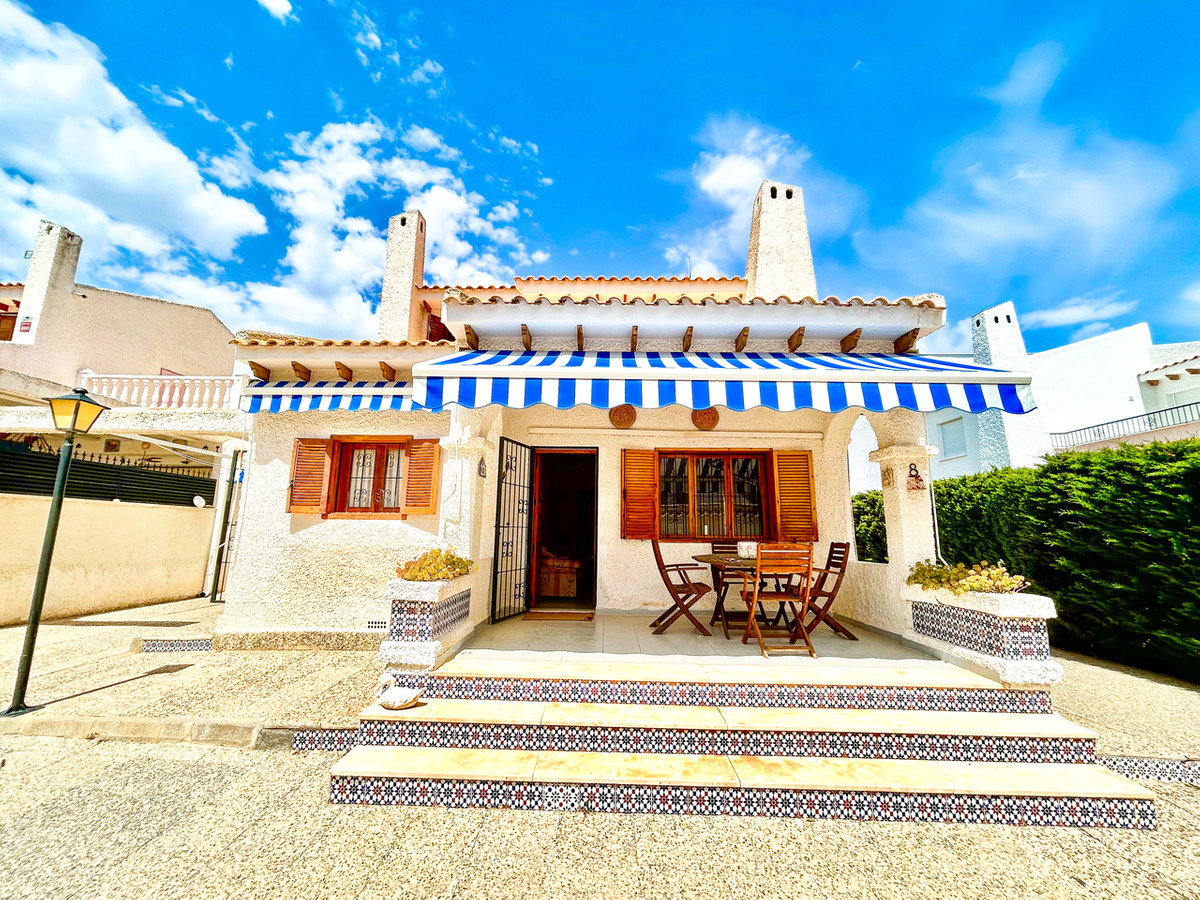 For sale - 3 Bedroom 2 Bathroom House - Detached Villa in Orihuela - La Zenia  - Alicante