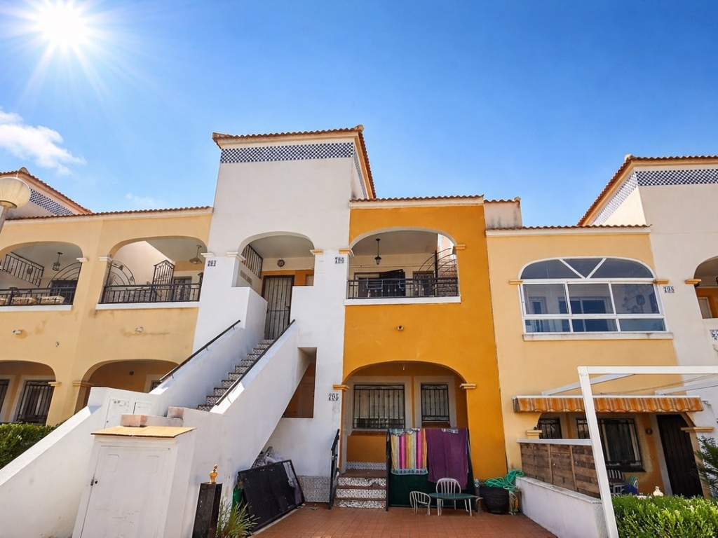 2 Bedroom 1 Bathroom Top Floor Apartment in Los Altos 