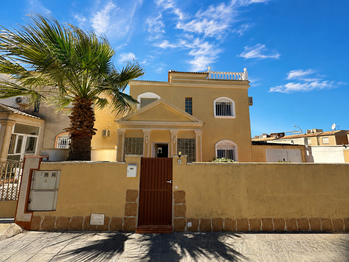 For sale - 3 Bedroom 2 Bathroom House - Detached Villa in Torrevieja - Torrevieja Centro  - Alicante