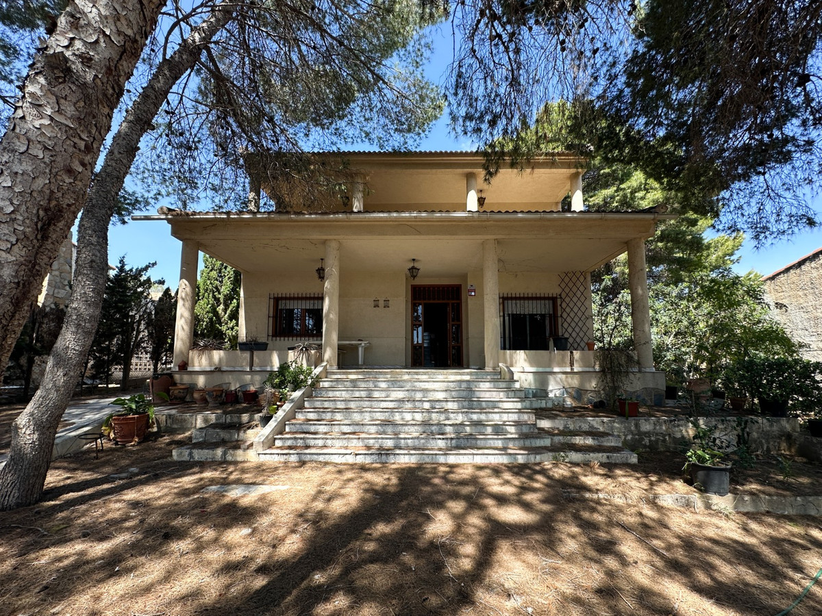 For sale - 8 Bedroom 4 Bathroom House - Detached Villa in Torrevieja - Torrevieja Centro  - Alicante