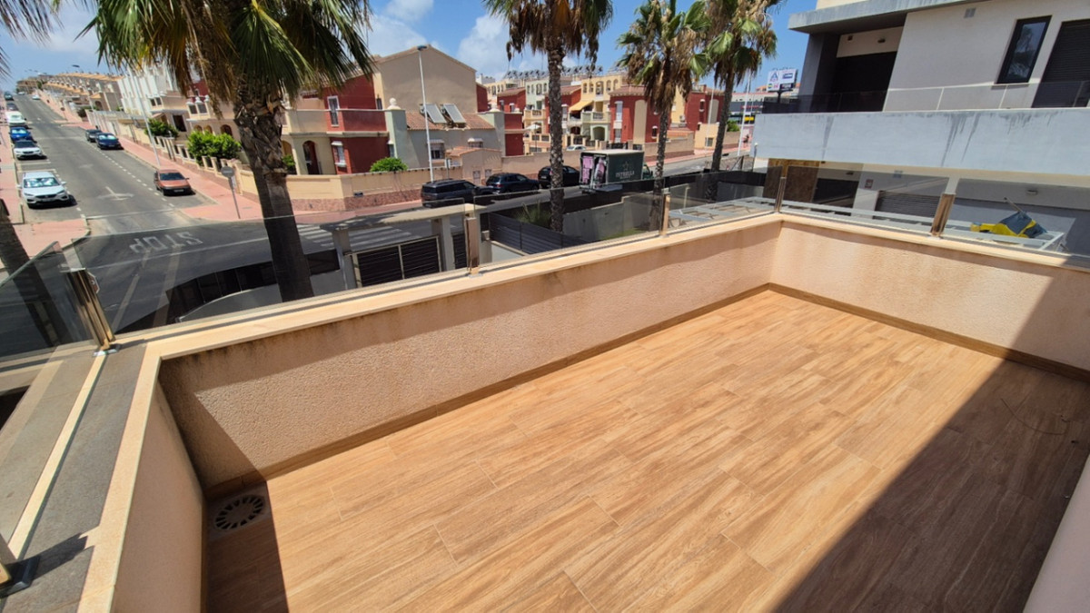 For sale - 4 Bedroom 4 Bathroom House - Detached Villa in Torrevieja - Torrevieja Centro  - Alicante