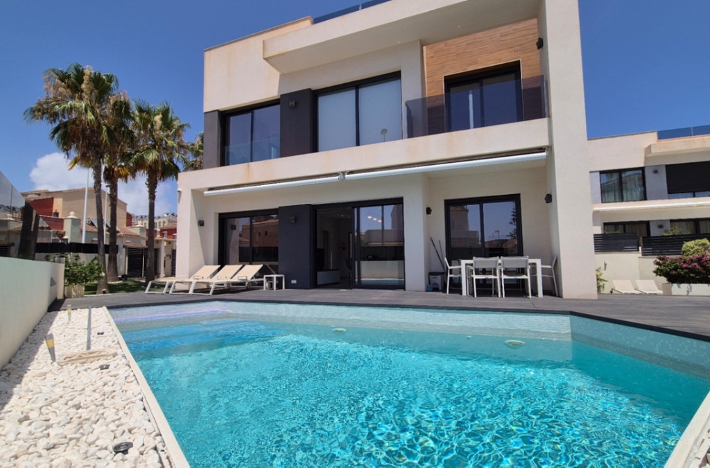 4 Bedroom 4 Bathroom House - Detached Villa in Torrevieja
