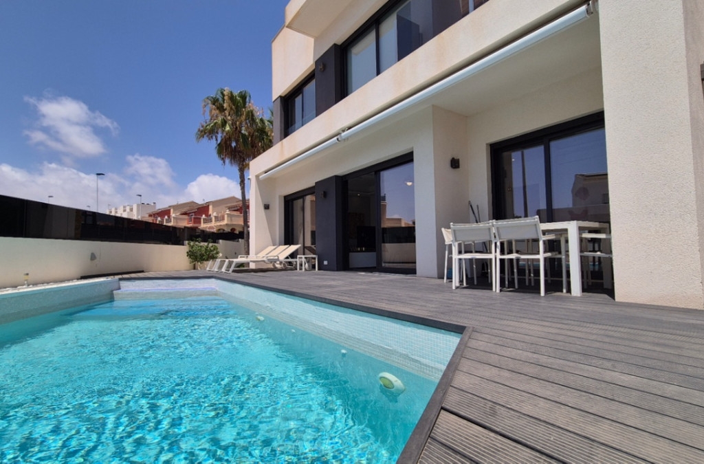 4 Bedroom 4 Bathroom House - Detached Villa in Torrevieja