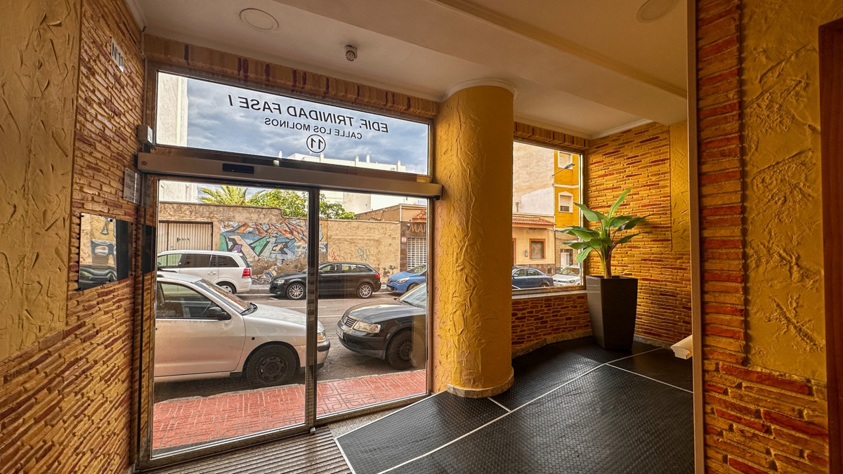 For sale - 3 Bedroom 2 Bathroom Apartment - Middle Floor Apartment in Torrevieja - Torrevieja Centro  - Alicante