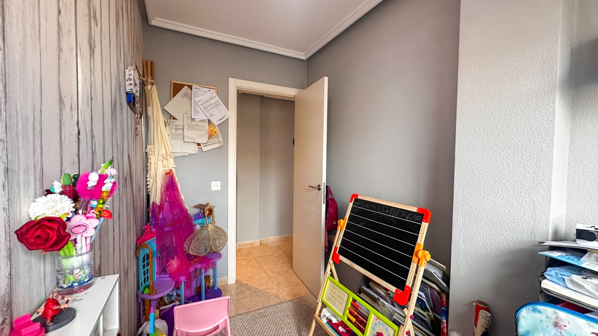 For sale - 3 Bedroom 2 Bathroom Apartment - Middle Floor Apartment in Torrevieja - Torrevieja Centro  - Alicante
