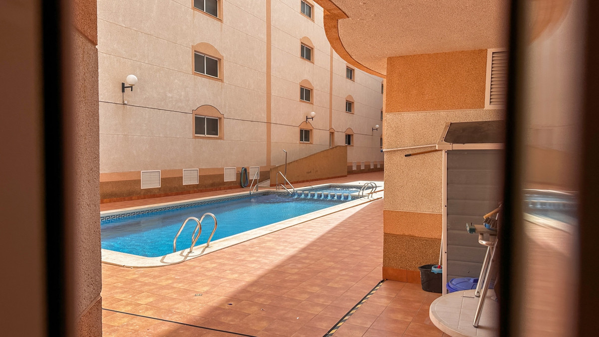 For sale - 3 Bedroom 2 Bathroom Apartment - Middle Floor Apartment in Torrevieja - Torrevieja Centro  - Alicante