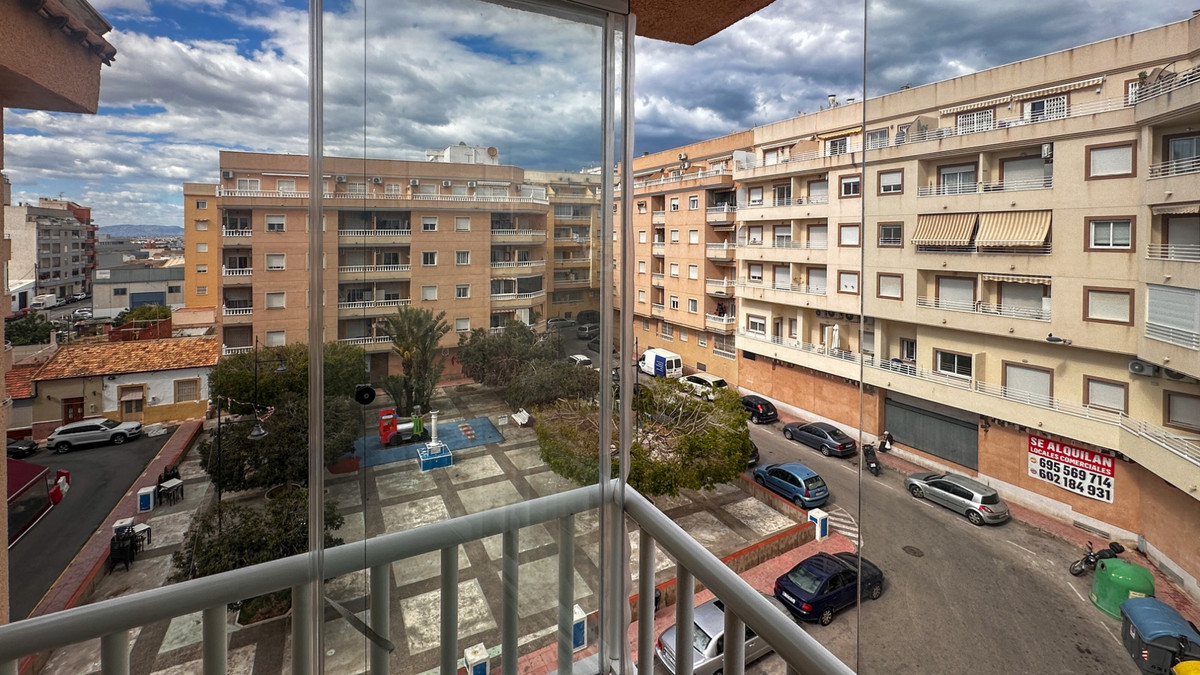 For sale - 3 Bedroom 2 Bathroom Apartment - Middle Floor Apartment in Torrevieja - Torrevieja Centro  - Alicante