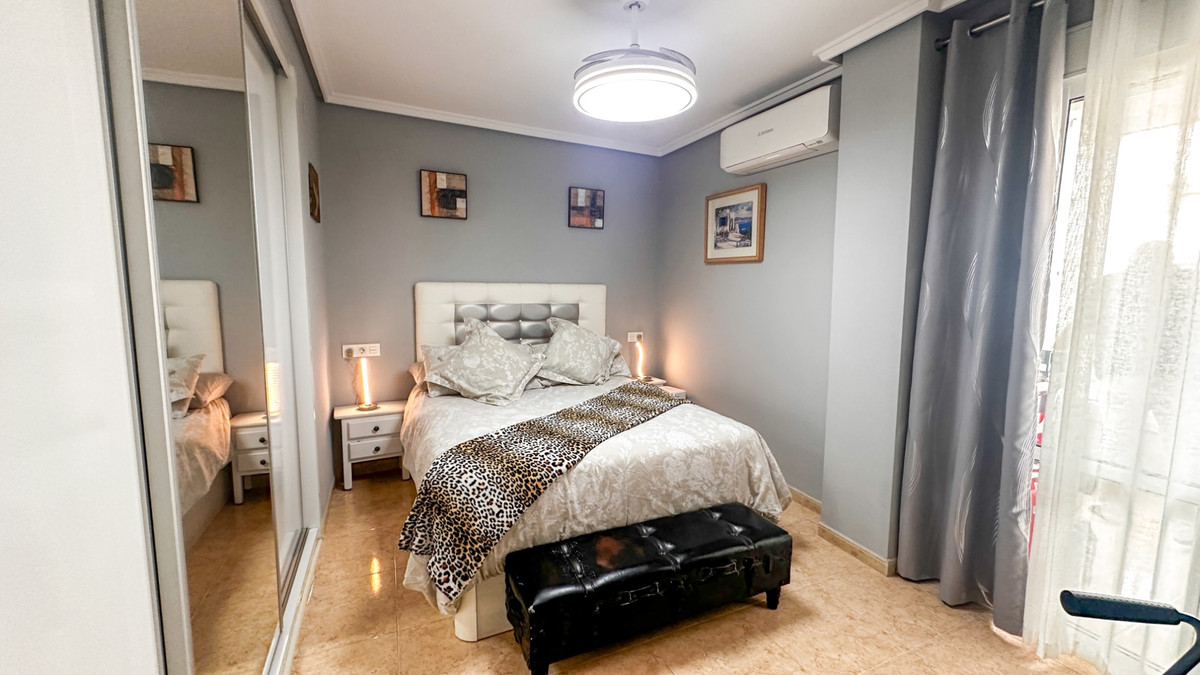 For sale - 3 Bedroom 2 Bathroom Apartment - Middle Floor Apartment in Torrevieja - Torrevieja Centro  - Alicante