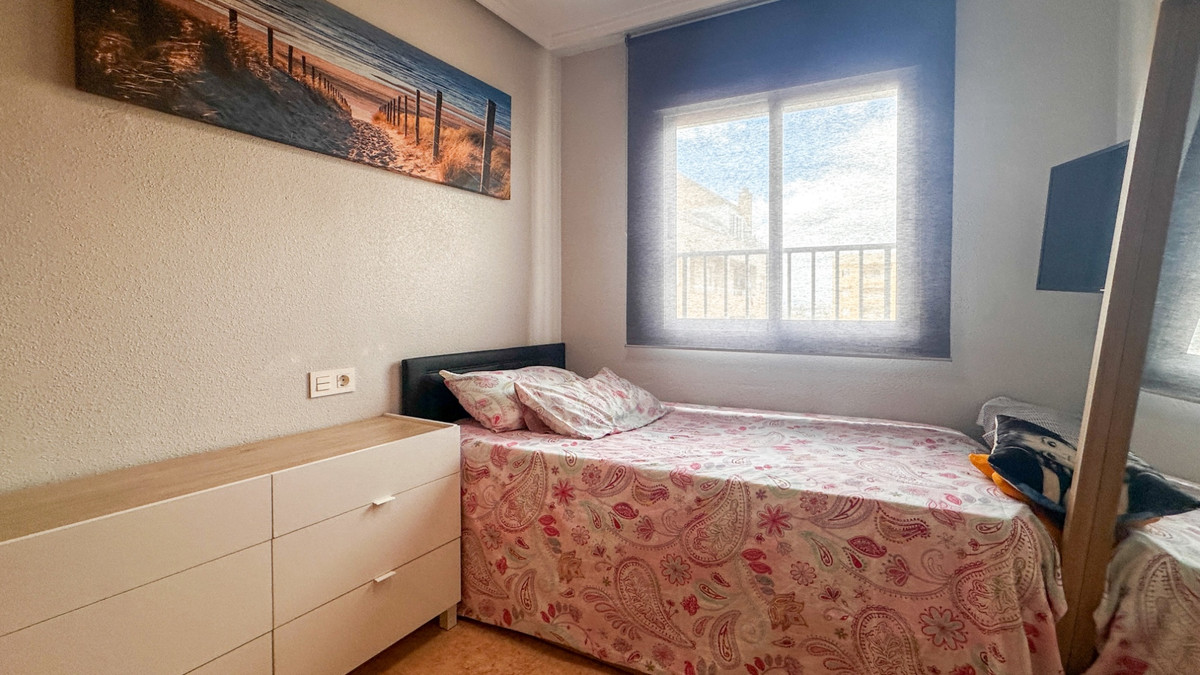 For sale - 3 Bedroom 2 Bathroom Apartment - Middle Floor Apartment in Torrevieja - Torrevieja Centro  - Alicante