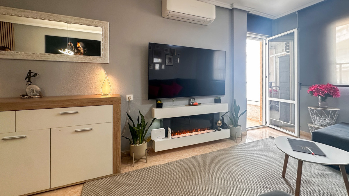 For sale - 3 Bedroom 2 Bathroom Apartment - Middle Floor Apartment in Torrevieja - Torrevieja Centro  - Alicante