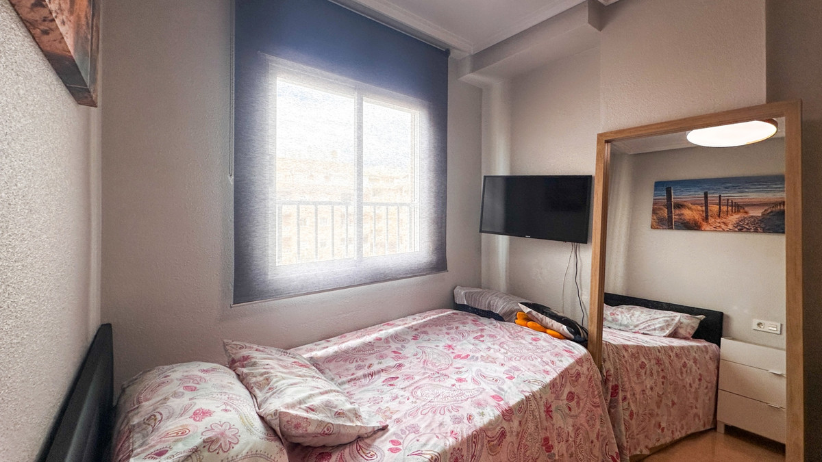 For sale - 3 Bedroom 2 Bathroom Apartment - Middle Floor Apartment in Torrevieja - Torrevieja Centro  - Alicante