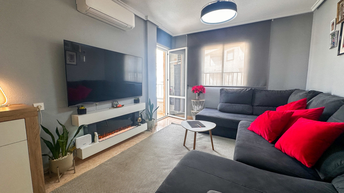 For sale - 3 Bedroom 2 Bathroom Apartment - Middle Floor Apartment in Torrevieja - Torrevieja Centro  - Alicante