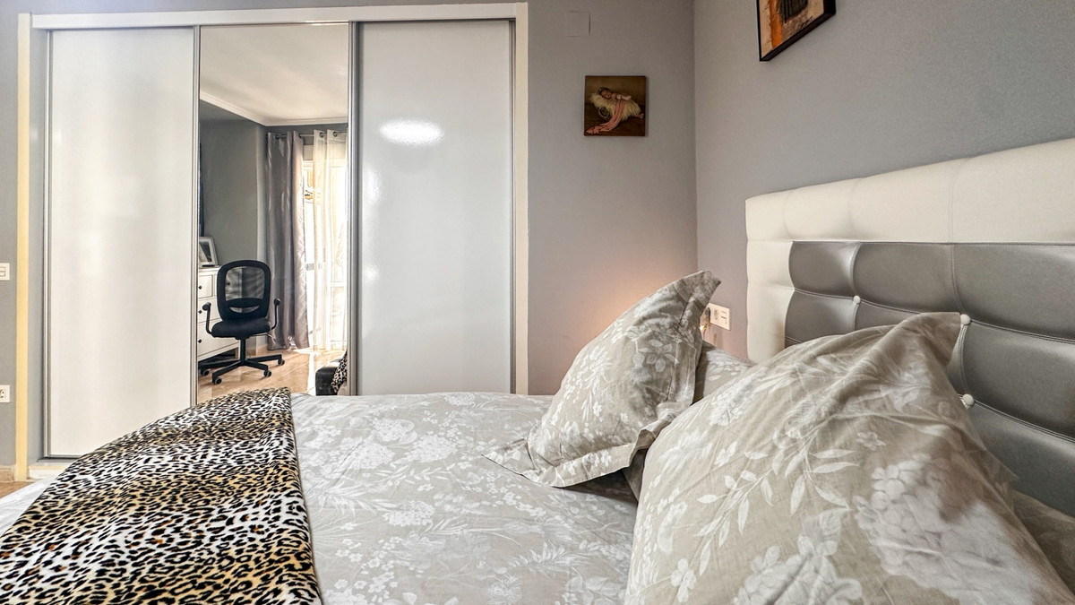 For sale - 3 Bedroom 2 Bathroom Apartment - Middle Floor Apartment in Torrevieja - Torrevieja Centro  - Alicante
