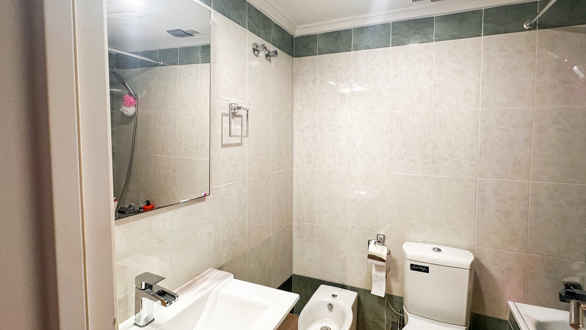 For sale - 3 Bedroom 2 Bathroom Apartment - Middle Floor Apartment in Torrevieja - Torrevieja Centro  - Alicante
