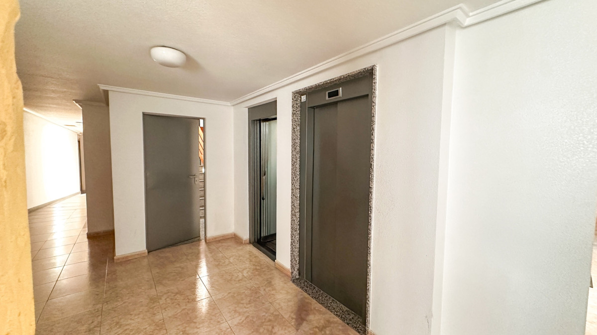 For sale - 3 Bedroom 2 Bathroom Apartment - Middle Floor Apartment in Torrevieja - Torrevieja Centro  - Alicante