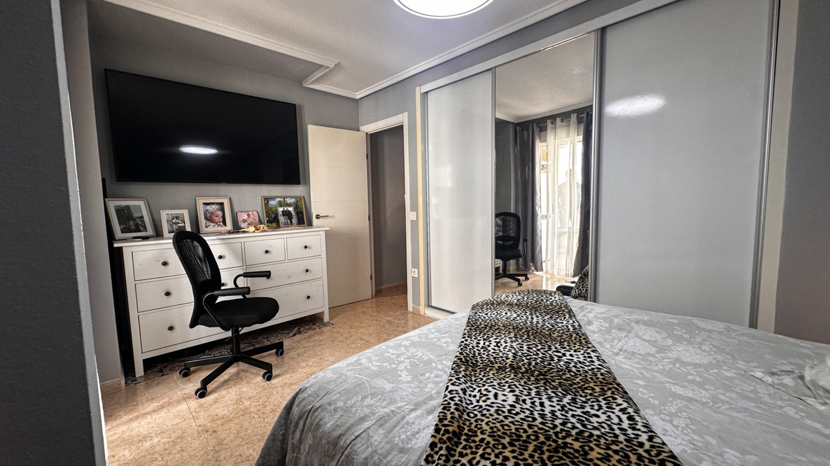For sale - 3 Bedroom 2 Bathroom Apartment - Middle Floor Apartment in Torrevieja - Torrevieja Centro  - Alicante