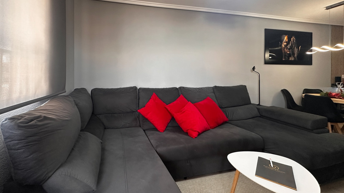 For sale - 3 Bedroom 2 Bathroom Apartment - Middle Floor Apartment in Torrevieja - Torrevieja Centro  - Alicante