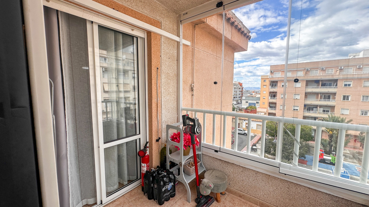 For sale - 3 Bedroom 2 Bathroom Apartment - Middle Floor Apartment in Torrevieja - Torrevieja Centro  - Alicante
