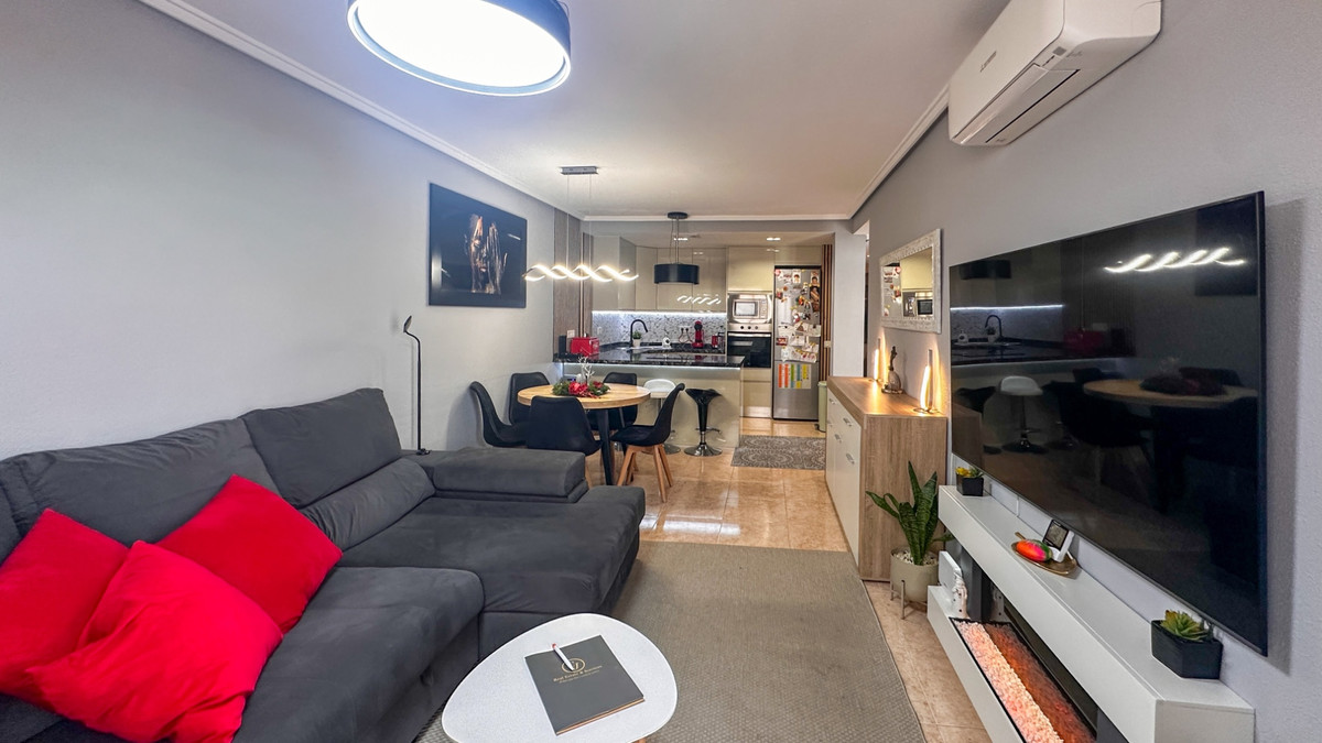 For sale - 3 Bedroom 2 Bathroom Apartment - Middle Floor Apartment in Torrevieja - Torrevieja Centro  - Alicante