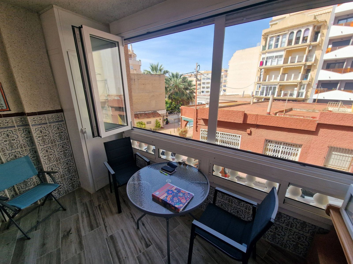 For sale - 2 Bedroom 1 Bathroom Apartment - Middle Floor Apartment in Torrevieja - Torrevieja Centro  - Alicante