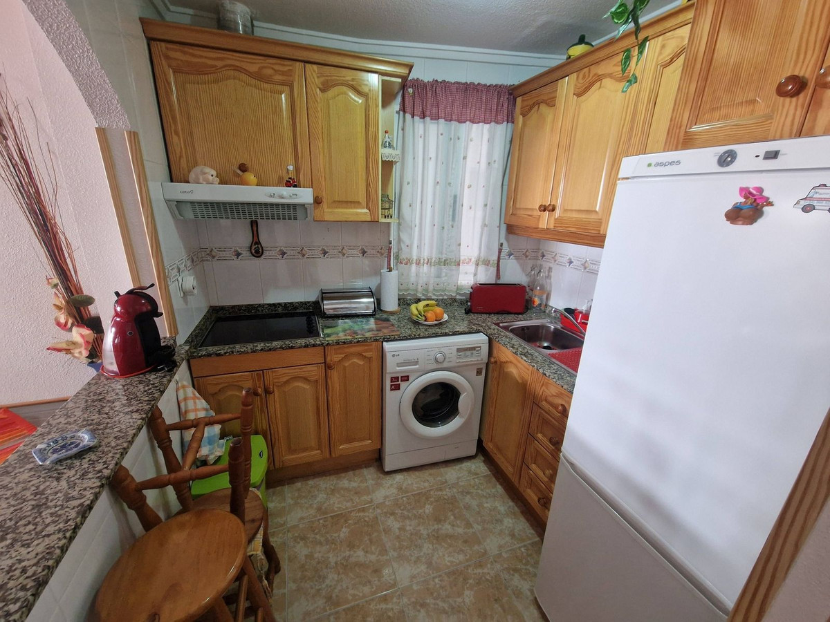 For sale - 2 Bedroom 1 Bathroom Apartment - Middle Floor Apartment in Torrevieja - Torrevieja Centro  - Alicante