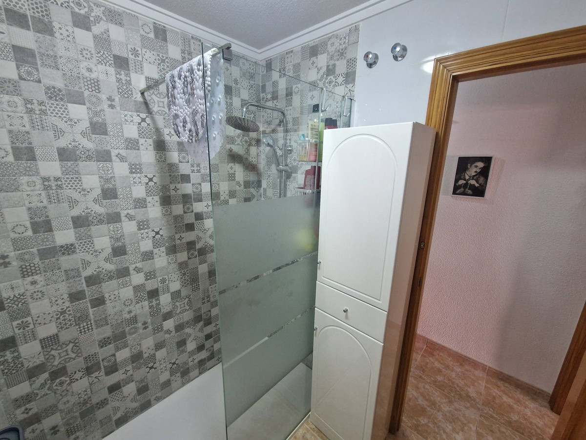 For sale - 2 Bedroom 1 Bathroom Apartment - Middle Floor Apartment in Torrevieja - Torrevieja Centro  - Alicante