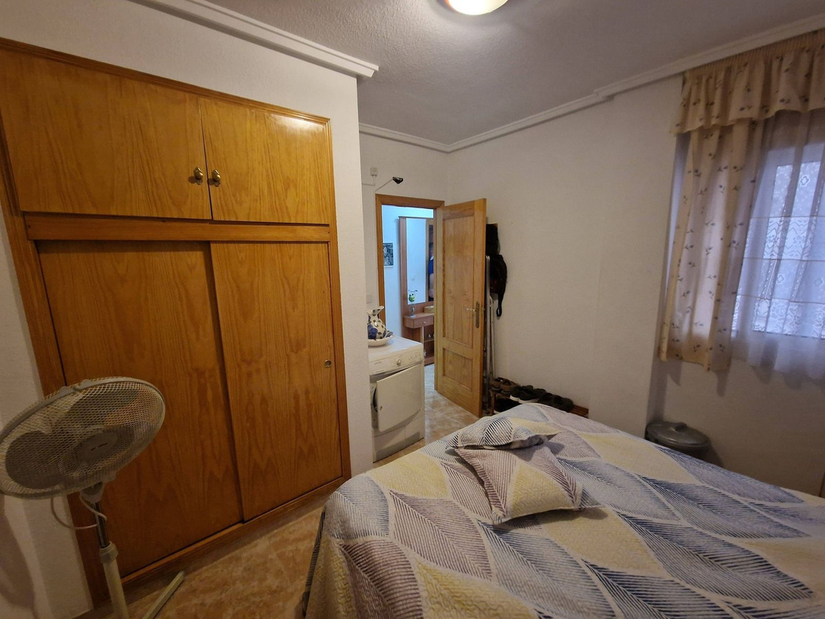 For sale - 2 Bedroom 1 Bathroom Apartment - Middle Floor Apartment in Torrevieja - Torrevieja Centro  - Alicante